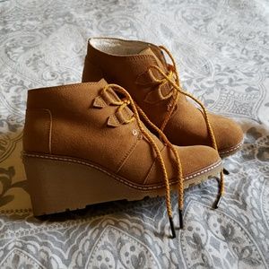 ⚠️🎉TOMS Booties :donated:⚠️